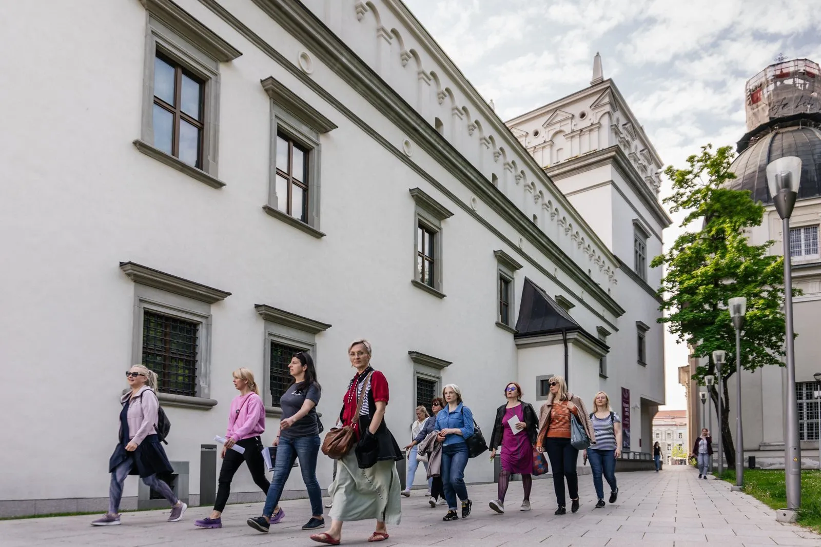 Ekskursijos grupė prie Valdovų rūmų Vilniuje