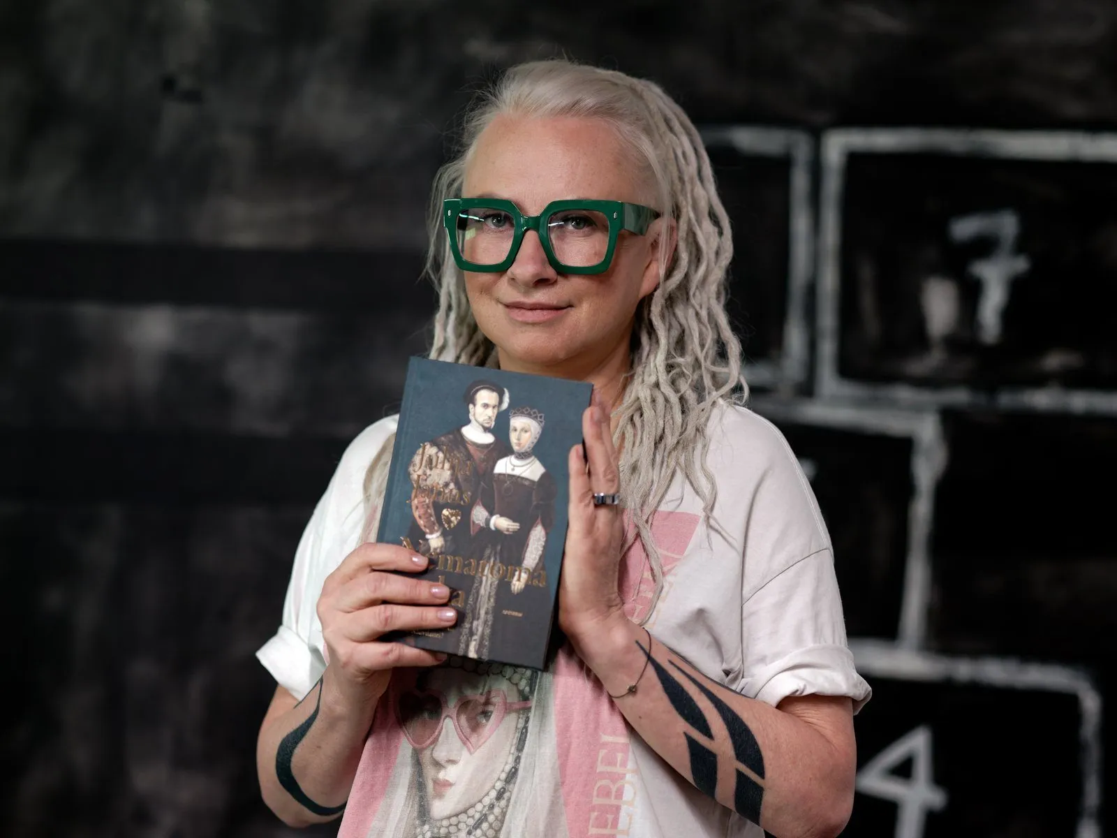 Julija Janus su romanu „Nematoma ranka“