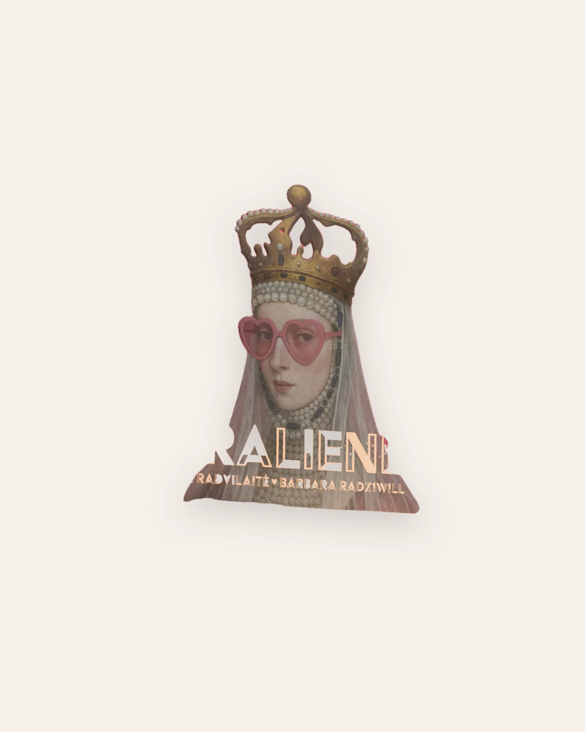 Rožinė saldainių dėžutė „Queen Karalienė“ su karalienės portretu tamsiame fone