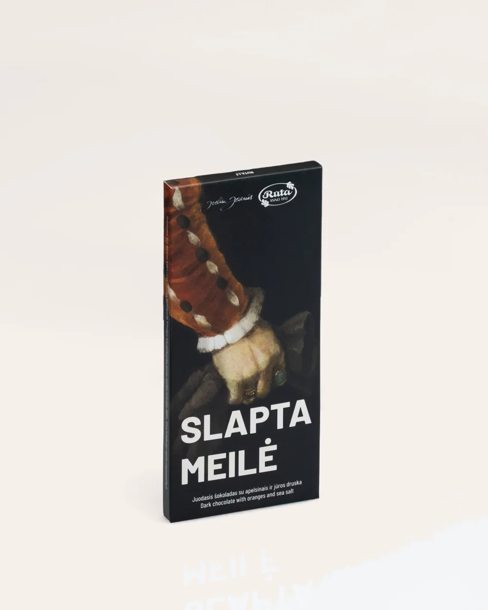 Uždaryta juodojo šokolado „Slapta meilė“ pakuotė su Žygimanto Augusto rankos atvaizdu