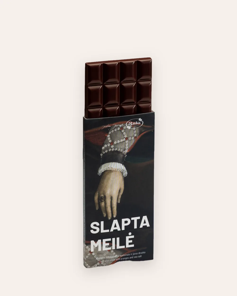 Atidaryta juodojo šokolado „Slapta meilė“ pakuotė su Karalienės Barboros rankos atvaizdu