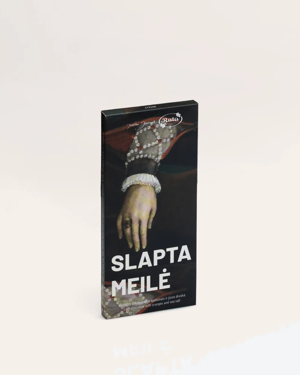 Uždaryta juodojo šokolado „Slapta meilė“ pakuotė su Karalienės Barboros rankos atvaizdu