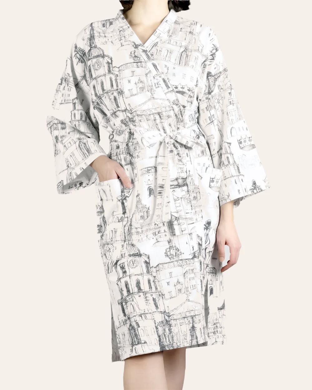 Baltas satino chalatas kimono „Karališko Vilniaus meilės istorija“ su Vilniaus piešiniu, priekis