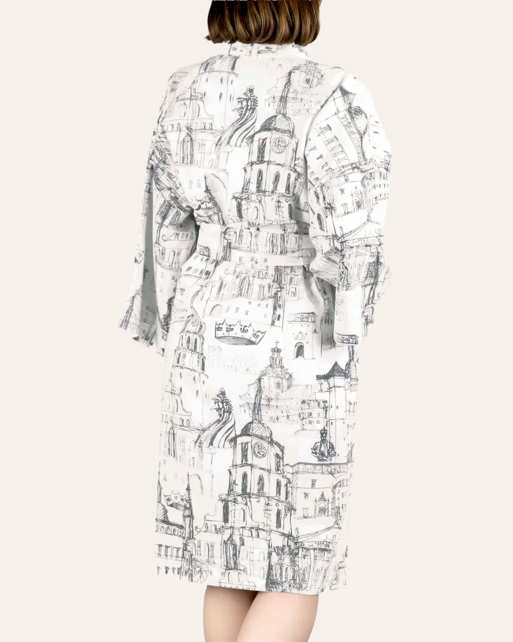 Baltas satino chalatas kimono „Karališko Vilniaus meilės istorija“, vaizdas iš nugaros