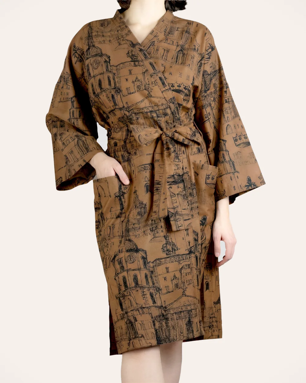 Cinamono spalvos satino chalatas kimono „Karališko Vilniaus meilės istorija“ su diržu, priekis