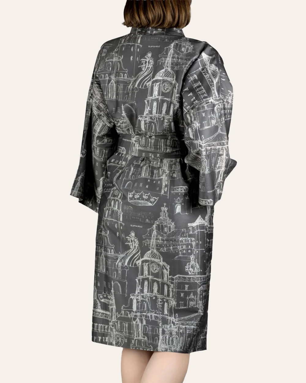 Antracito satino chalatas kimono „Karališko Vilniaus meilės istorija“ su diržu, vaizdas iš nugaros