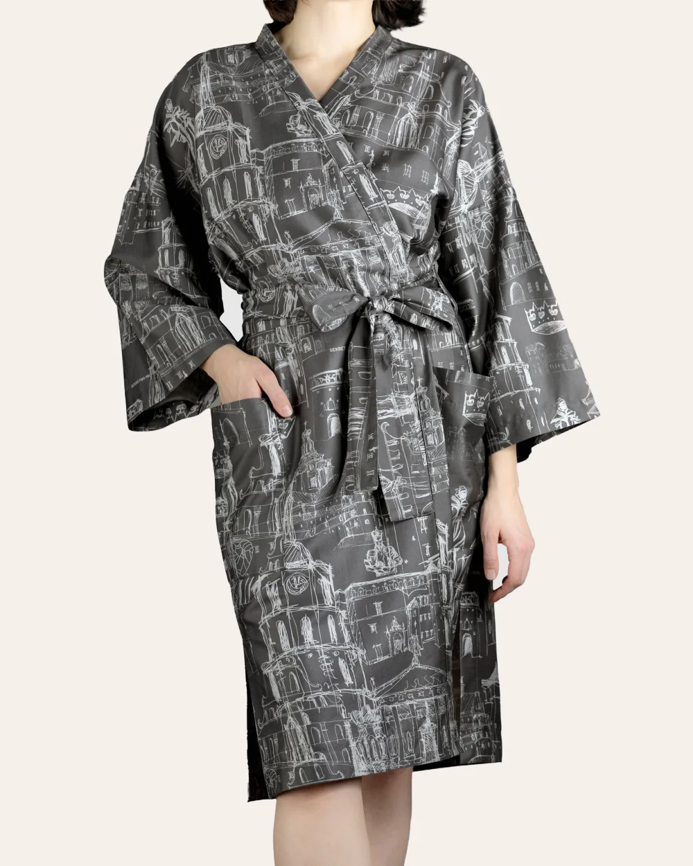 Antracito satino chalatas kimono „Karališko Vilniaus meilės istorija“ su Vilniaus piešiniu, priekis