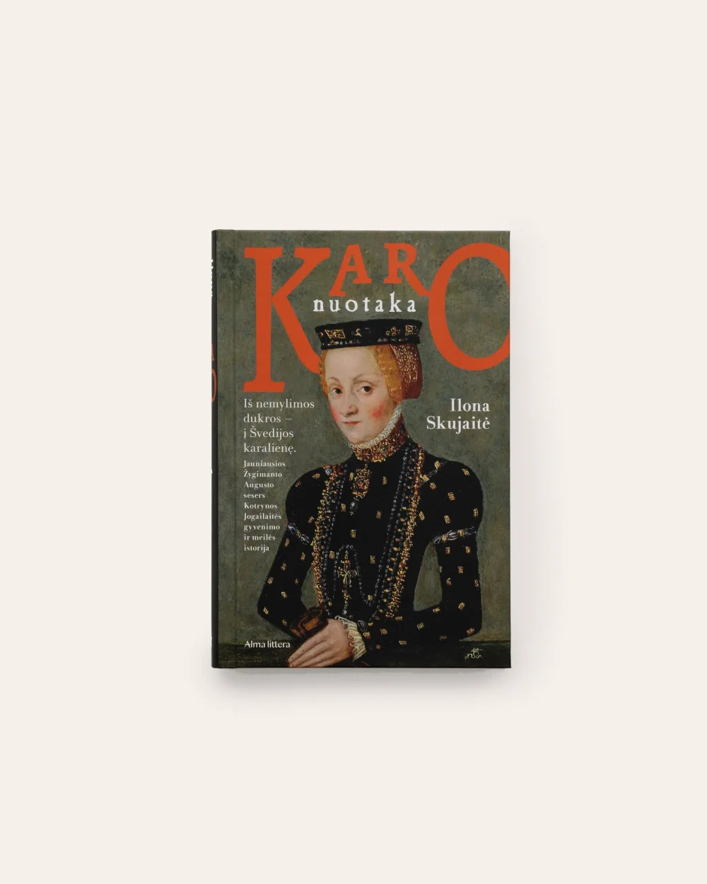 Knygos „Karo nuotaka“ priekinis viršelis su raudonu pavadinimu ir moters portretu