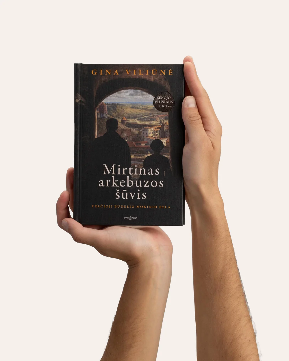Ranka laiko Gina Viliūnė knygą „Mirtinas arkebuzos šūvis“, matomas priekinis viršelis