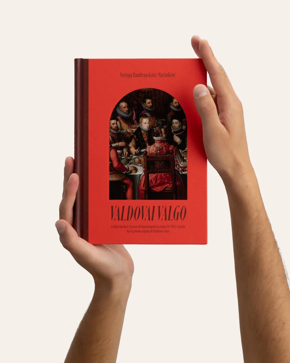 Rankos laiko raudoną Neringos Dambrauskaitės-Martinkėnės knygą „Valdovai valgo“
