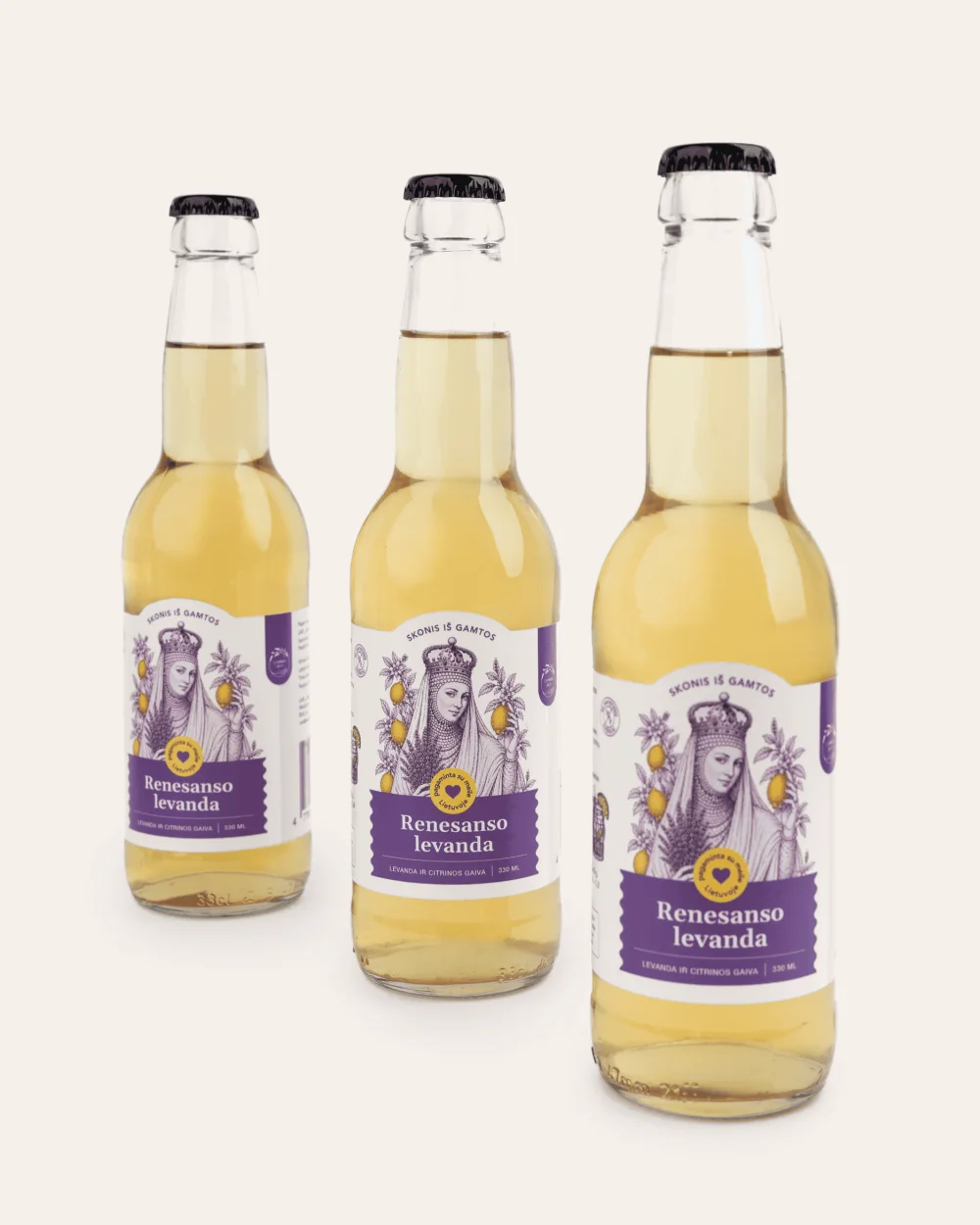 Trys gazuoto levandų limonado „Renesanso levanda“ buteliai šviesiame fone