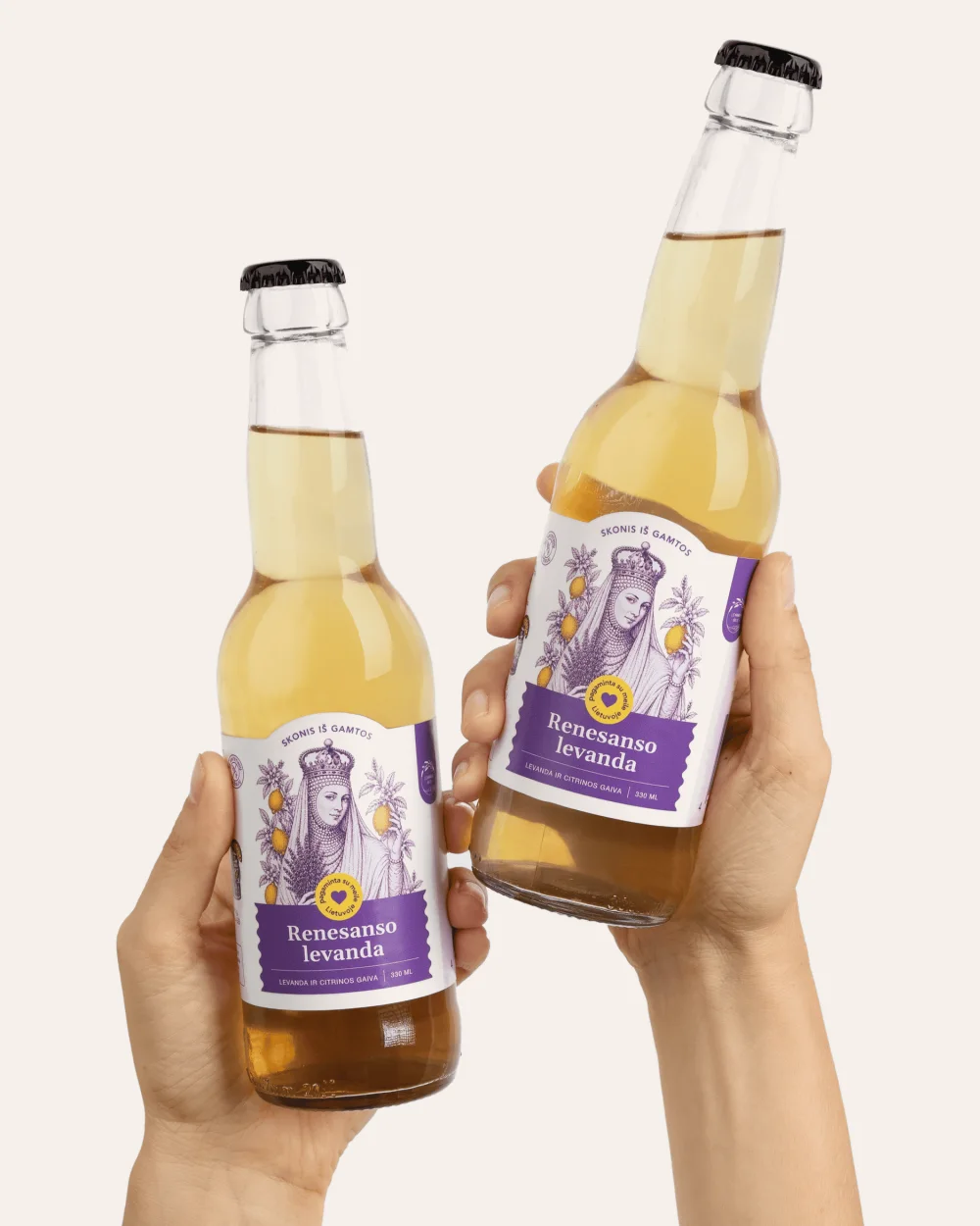 Dvi rankos laiko du limonado „Renesanso levanda“ butelius tarsi sudaužiant