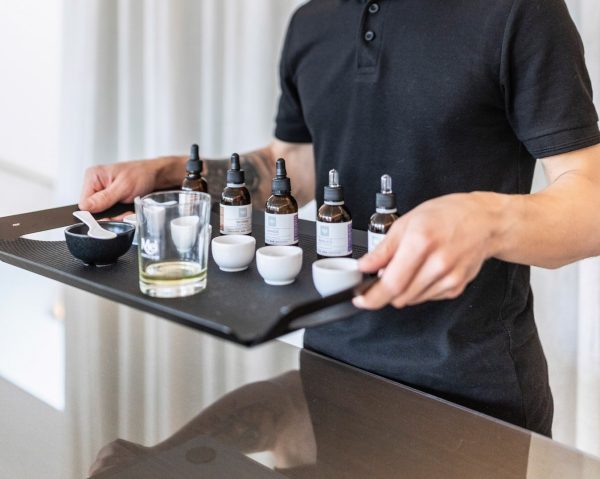A staff member holds a tray with oil bottles and jars – “King Augustus' Hunt” ritual