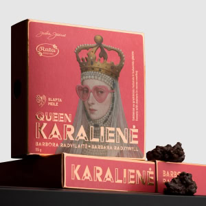 Saldainių „Karalienė Barbora Radvilaitė“ dėžutė su portretu ir saldainiais ant juodos lentynos