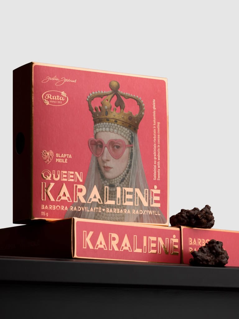Saldainių „Karalienė Barbora Radvilaitė“ dėžutė su portretu ir saldainiais ant juodos lentynos