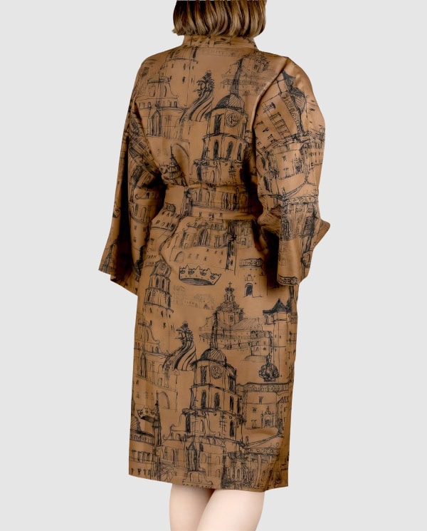 Cinamono spalvos satino chalatas kimono „Karališko Vilniaus meilės istorija“, vaizdas iš nugaros