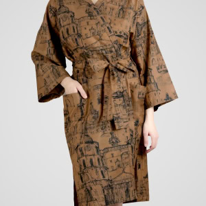 Cinamono spalvos satino chalatas kimono „Karališko Vilniaus meilės istorija“ su diržu, priekis