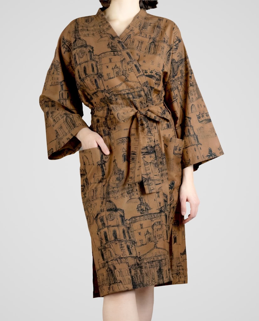 Cinamono spalvos satino chalatas kimono „Karališko Vilniaus meilės istorija“ su diržu, priekis
