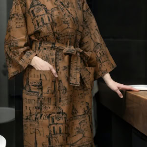 Modelė cinamono chalatu kimono „Karališko Vilniaus meilės istorija“ vonios interjere, priekis