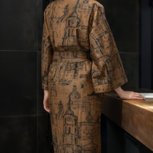 Cinamono chalatas kimono „Karališko Vilniaus meilės istorija“ vonios interjere, vaizdas iš nugaros