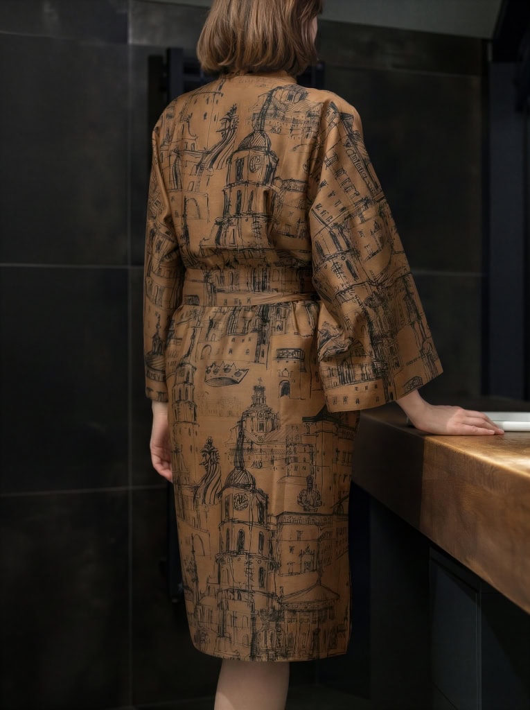 Cinamono chalatas kimono „Karališko Vilniaus meilės istorija“ vonios interjere, vaizdas iš nugaros