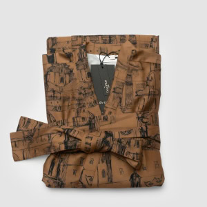 Sulankstytas cinamono satino chalatas kimono „Karališko Vilniaus meilės istorija“ su diržu