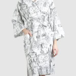 Baltas satino chalatas kimono „Karališko Vilniaus meilės istorija“ su Vilniaus piešiniu, priekis