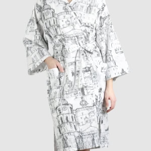 Baltas satino chalatas kimono „Karališko Vilniaus meilės istorija“ su Vilniaus piešiniu, priekis