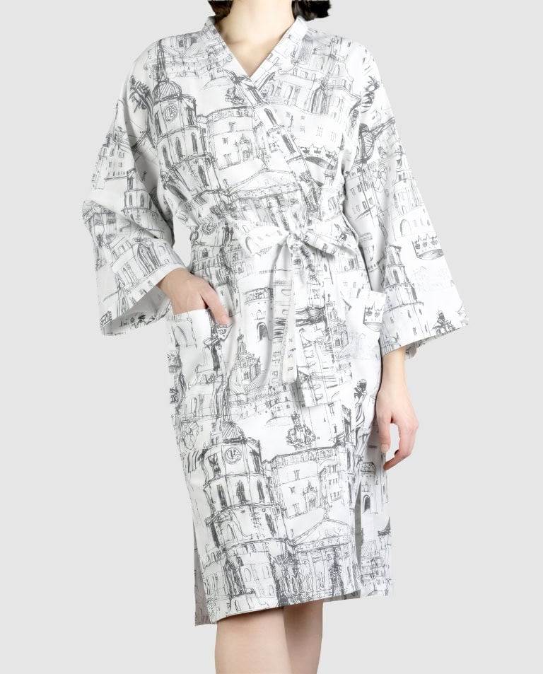 Baltas satino chalatas kimono „Karališko Vilniaus meilės istorija“ su Vilniaus piešiniu, priekis
