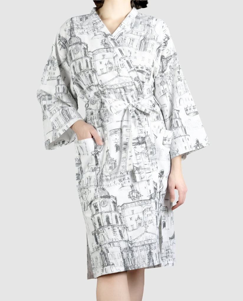 Baltas satino chalatas kimono „Karališko Vilniaus meilės istorija“ su Vilniaus piešiniu, priekis