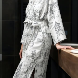 Baltas chalatas kimono „Karališko Vilniaus meilės istorija“ ant modelio vonioje, iš šono
