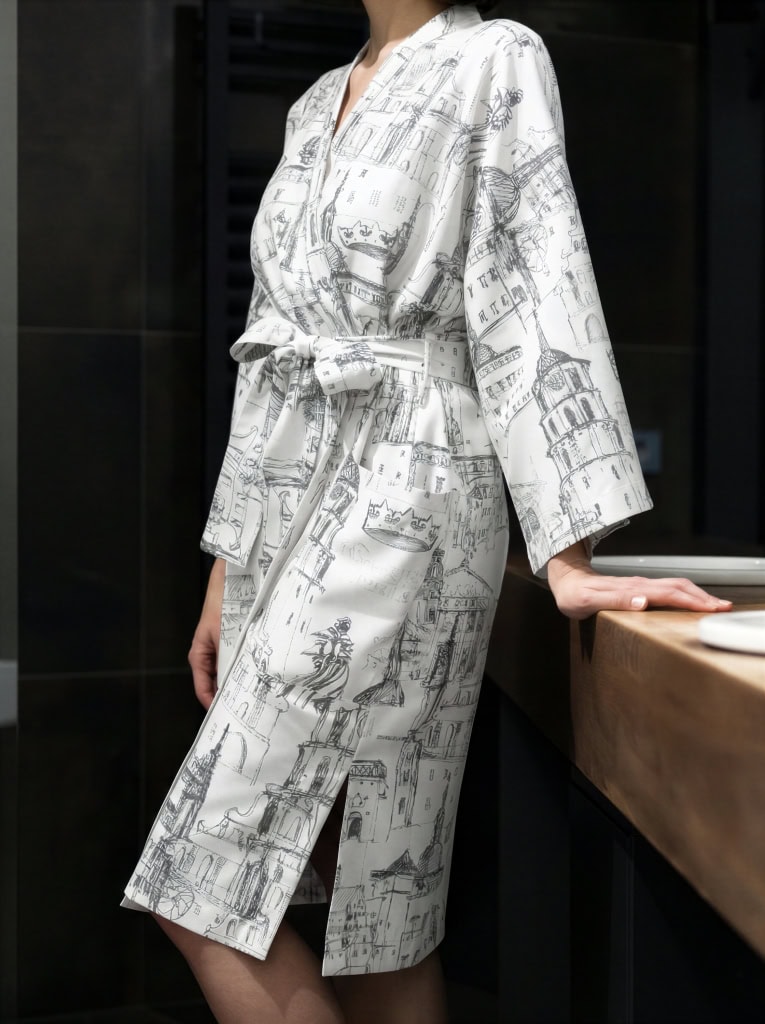 Baltas chalatas kimono „Karališko Vilniaus meilės istorija“ ant modelio vonioje, iš šono