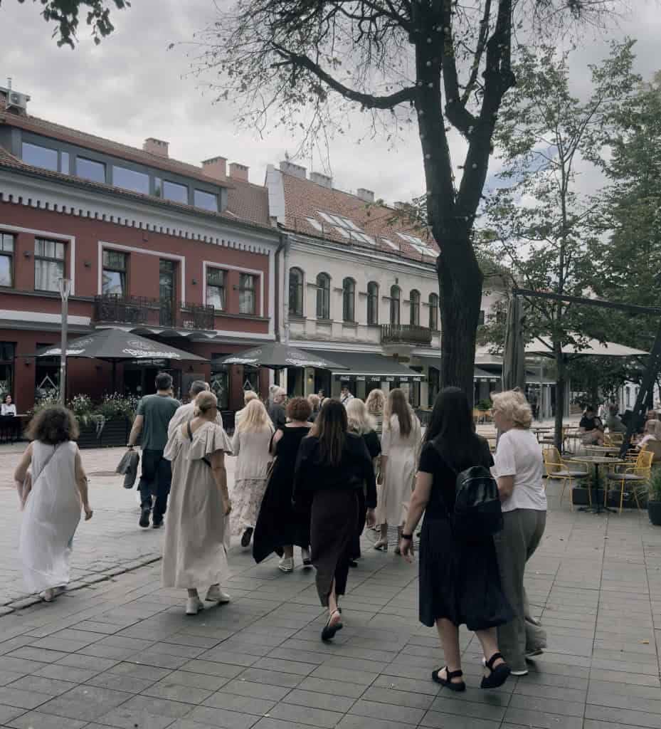 Ekskursijos „Karaliaus Augusto laiškai“ dalyviai eina Kauno pėsčiųjų gatve
