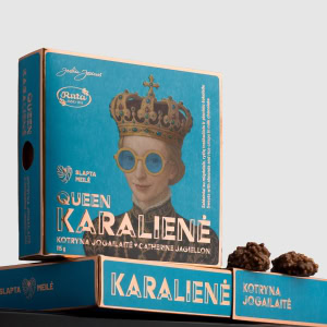 Saldainių „Karalienė Kotryna Jogailaitė“ dėžutė su portretu ir saldainiais ant juodos lentynos