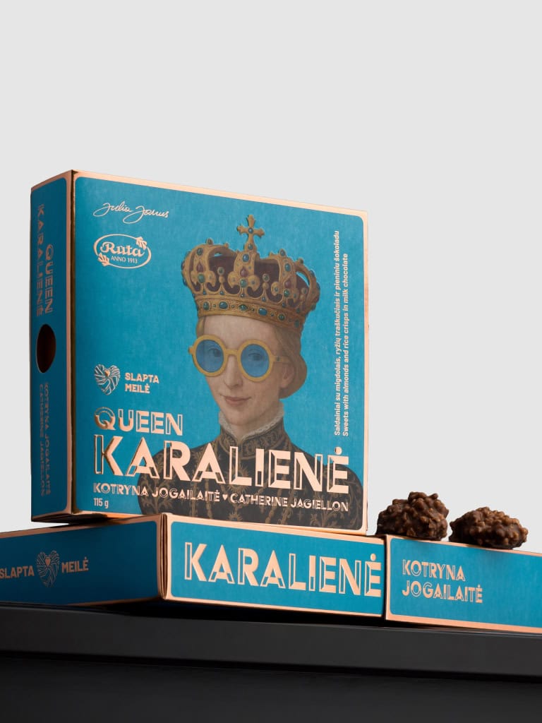 Saldainių „Karalienė Kotryna Jogailaitė“ dėžutė su portretu ir saldainiais ant juodos lentynos