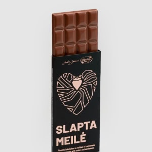 Pieninis šokoladas „Slapta meilė“ juodoje pakuotėje su ištrauktu šokolado plytelės kraštu