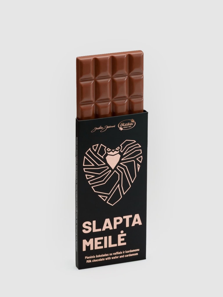Pieninis šokoladas „Slapta meilė“ juodoje pakuotėje su ištrauktu šokolado plytelės kraštu