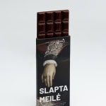 Atidaryta juodojo šokolado „Slapta meilė“ pakuotė su Karalienės Barboros rankos atvaizdu
