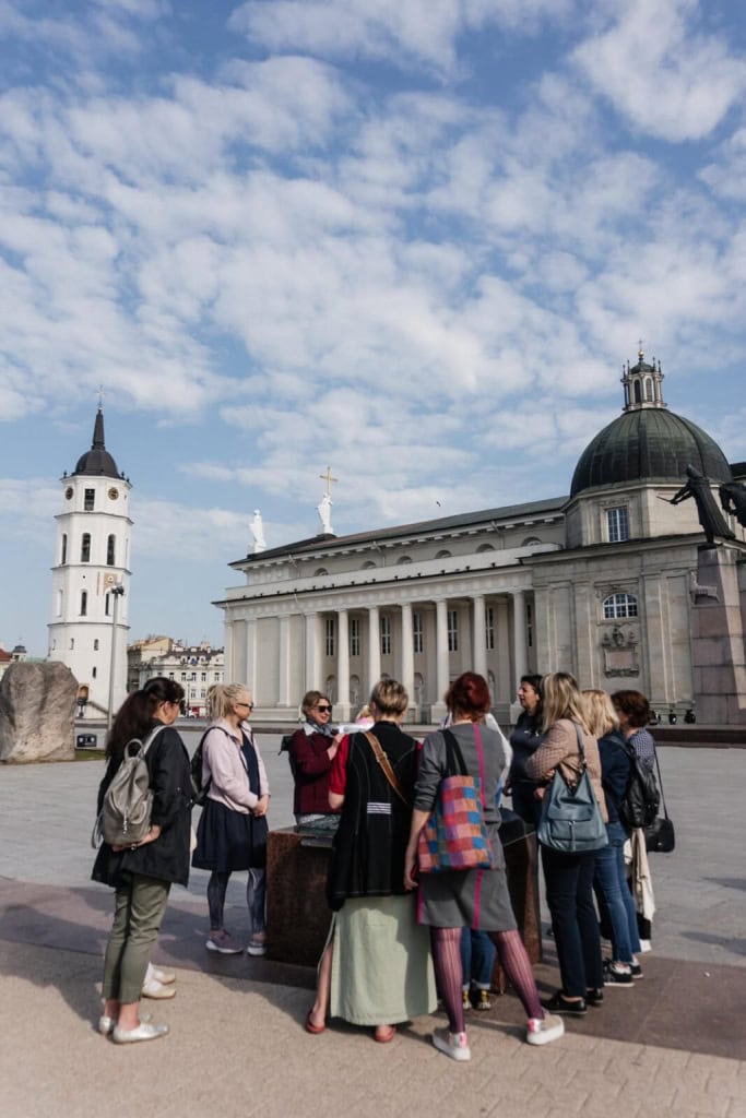 Ekskursijos dalyviai Katedros aikštėje Vilniuje – „Karališkos Vilniaus meilės istorijos“
