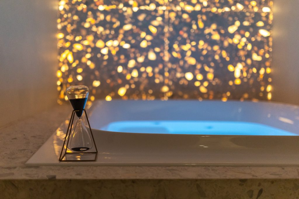 Wanna z hydromasażem z niebieskim podświetleniem i światełkami w strefie SPA – „Perły królowej Barbary”