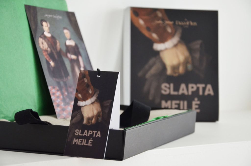 Patalynės komplekto „Vilniaus širdis“ pakuotė su „Slapta meilė“ kortelėmis ir istoriniais portretais