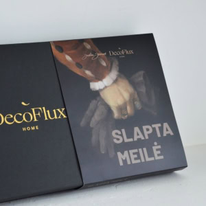 Juoda „DecoFlux“ ir „Slapta meilė“ dėžutė – satino patalynės komplekto „Vilniaus širdis“ pakuotė šviesiame fone