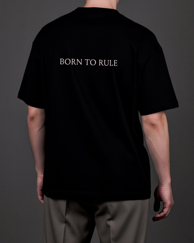 Juodų marškinėlių „KARŪNA“ nugara su užrašu „Born to rule“ ant vyro
