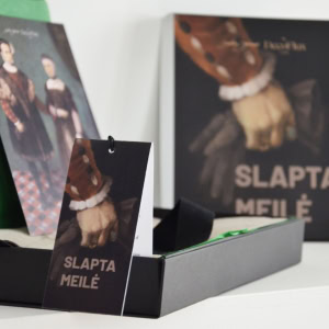 Atidaryta dovanų dėžė su pilkais lininiais užvalkalais „Slapta Meilė“ ir paveikslų kortelėmis