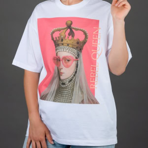 Moteris su baltais marškinėliais „REBEL QUEEN“ pakėlusi pirštą aukštyn