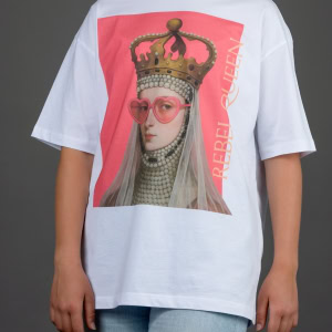 Moteris su baltais marškinėliais „REBEL QUEEN“ ir šviesiais džinsais, viso torso vaizdas