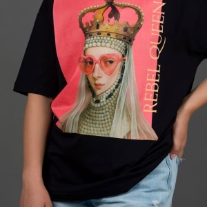 Moteris vilki juodus marškinėlius „REBEL QUEEN“ su karalienės rožiniais akiniais portretu