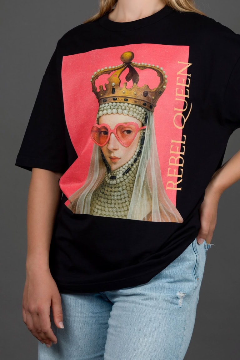 Moteris vilki juodus marškinėlius „REBEL QUEEN“ su karalienės rožiniais akiniais portretu