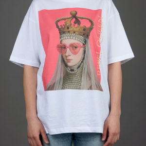 Moteris su baltais marškinėliais „REBEL QUEEN“, vaizdas iš priekio arčiau