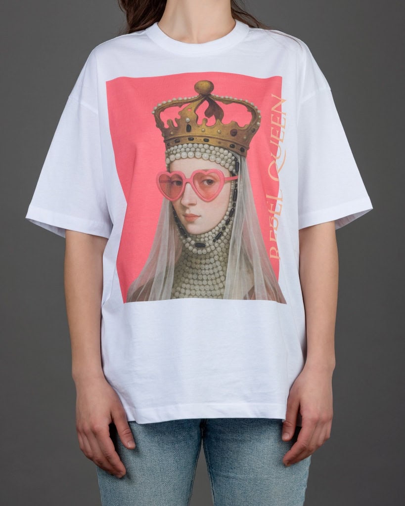Moteris su baltais marškinėliais „REBEL QUEEN“, vaizdas iš priekio arčiau